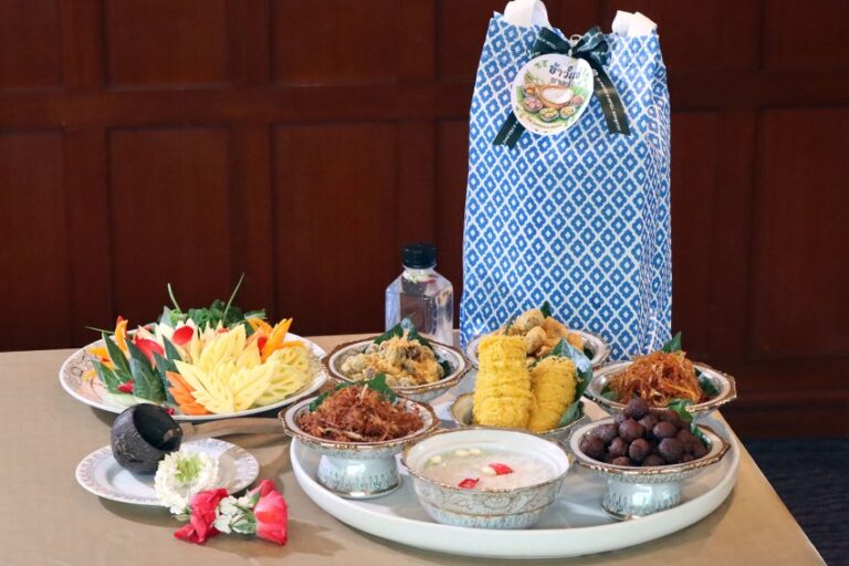 เชิญชวนชิม “ข้าวแช่คลายร้อน” ที่ดิเอมเมอรัลด์ ค็อฟฟี่ช็อพ